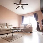 Apartment 5 Mins Away From The Beach.