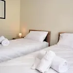2 Bedroom, Bright & Central Top Floor Apartment - 5