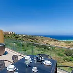 Ultra-Modern 3Br Apartment W/Hot Tub + Incredible Sea Views