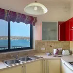 Seafront 2 Bedroom Apartment Overlooking Bay