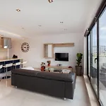 Penthouse With Bbq Kitchen Island & Massive Living Room By 360 Estates