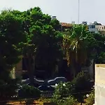 May Flower: Modern Flat Close To Airport/Bus Stops