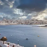 Seafront 4Br Apt With Mesmerising Balcony & Views By 360 Estates