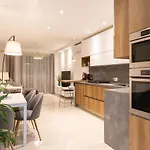 Designer Retreat: Beautiful 2Br Apt With Balcony By 360 Estates