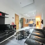 City Center Properties - Modern Two Bedroom Apartment With A Hot Tub And Amazing Location