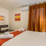 3 Bedroom Apartment - Walking Distance From Airport