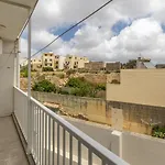 3 Bedroom Apartment - Walking Distance From Airport