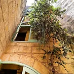 Nr 9 Traditional Character House