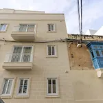 A Lovely 1Br Home With Balcony Just Off The Coast By 360 Estates