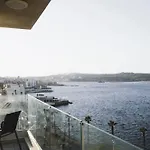 New Seafront Apartment - Spectacular Views