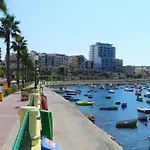 2 Bedroom Apartment - 5 Mins From The Sea