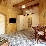 Historic Hideaways - 900 Year Old Converted Studios