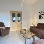 Bright And Airy Room, Shared Bathroom, St Julians