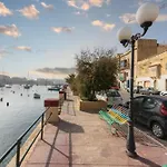 Sunny Maltese Townhouse Madonnina Kalkara - Happy Rentals