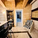 Charming Townhouse Prime Area Valletta