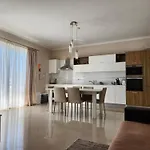 Riviera Holiday Apartments - Seafront - Wifi