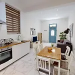 Cosy Seaside Apartment A Step Away From The Sea