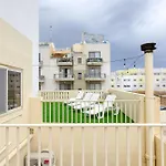 Spacious 4Br Terraced House With Rooftop Access By 360 Estates