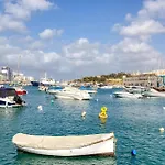 A Beautiful 2Br Seafront Home With Private Terrace By 360 Estates