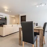 Bright And Spacious 2 Bedroom Apartment