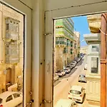 Valletta Main Street Cozy Townhouse