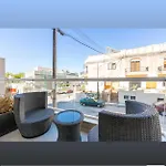 Spacious Modern Three Bedroom C Court