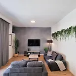 Vibranty Lux - Top Location, Minutes From Sandy Beach