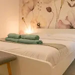 The Cozy Cove- Sea Steps Away