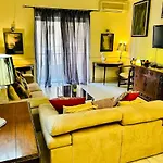 Central Comfort - 4 Bdr Apartment, Artfully Designed