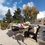 Sunny Large Terrace Studio Apartment Wifi Airconditioners Bbq