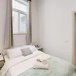 Cosy Seaside Apartment Steps Away From The Sea