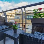 Bright,Stylish 2Bedroom Apartment In Village Centre