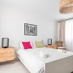 Designer 2-Bedroom Apartment Near The Sea