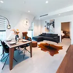 Luxury Little Gem Mercury Tower With Rooftop Pool By Arcobnb