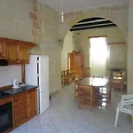 Cauchi Corner House With Roof Top Pool