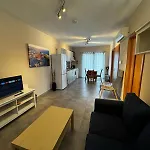 Sunny Retreat - 2 Mins From The Sea