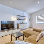 Cozy Apartment Minutes To Seafront