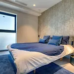 Stunning Apartment In The Iconic Mercury Tower