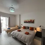 The Strand Luxurious Seafront Apartment