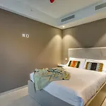 Stunning Apartment In The Iconic Mercury Tower
