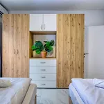 Modern, Central 3-Br Apt With Valletta View