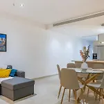 Modern 2 Double Bedroom Apartment Yard & Fully Ac