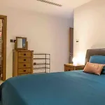Modern 2 Double Bedroom Apartment Yard & Fully Ac