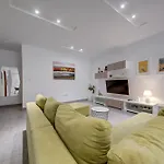 Top Floor Apt With Common Pool Close To All Amenities