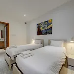 Top Floor Apt With Common Pool Close To All Amenities