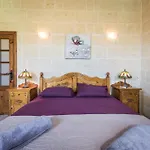 4 Bedroom Holiday Home With Private Pool