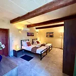 Lonza Gharb Farmhouse