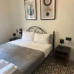 Dahlia Apartment - Paola Modern Townhouse