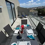 Bright And Modern 2 Bedroom Penthouse