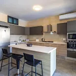 Si-Ku Holiday Home With Private Pool And Hot Tub